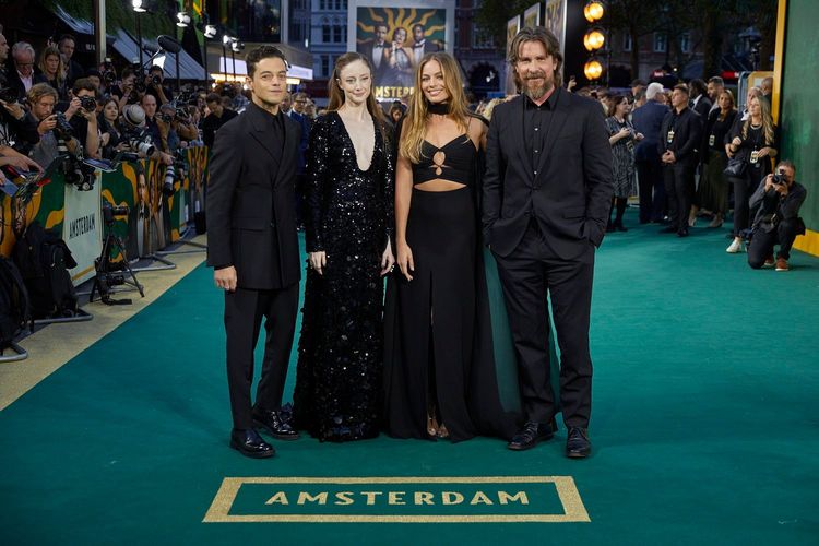 奧斯卡影帝雷米馬利克（左起）、安德莉亞瑞斯柏、瑪歌羅比與克里斯汀貝爾出席《阿姆斯特丹》倫敦首映。二十世紀影業提供