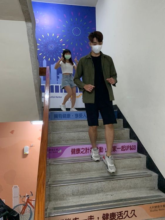 林妍寧（後）與李育丞在醫院內爬樓梯。吳慧芬攝