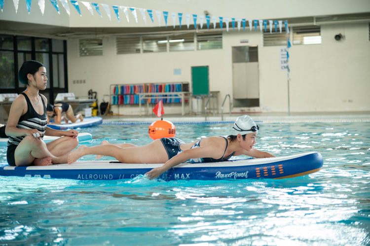 趴姿徒手划就是有氧運動，能鍛鍊到手臂及心肺功能。清大提供