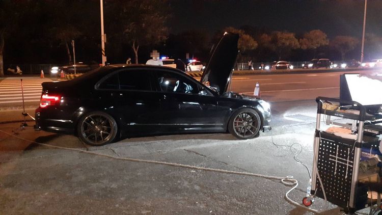 稽查人員攔下疑似炸街車檢測。讀者提供