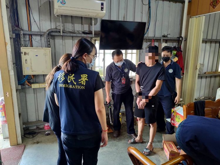 移民署嘉義縣專勤隊移民官拂曉出擊，查獲正準備上工的非法外來人口。嘉義縣專勤隊提供