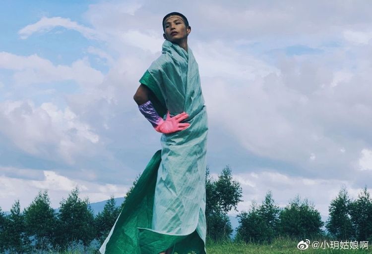 陸仙人走紅前隨地取材打造秀服。翻攝小玥姑娘微博