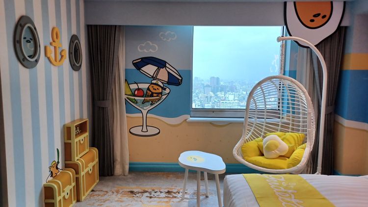 首度出場的蛋黃哥房型被營造成加勒比海洋風。高雄漢來提供