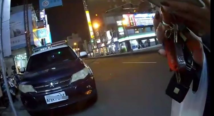 警員要女子拍警車照片傳給詐欺團看。讀者提供