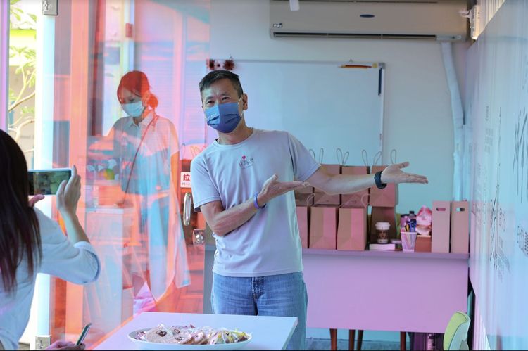 林為洲首創以清新的白色貨櫃屋打造競選總部。林為洲團隊提供