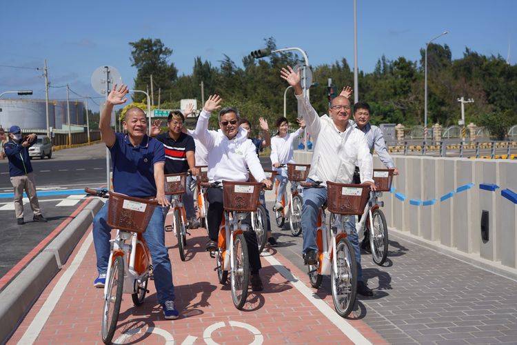 台中市議長張清照、前議長張清堂與建設局長陳大田三位資深型男，騎著腳踏車踩點開箱。張清照服務處提供