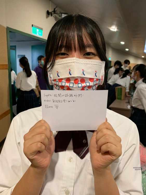 北一女學生送卡片給橘高校學生。文化總會提供