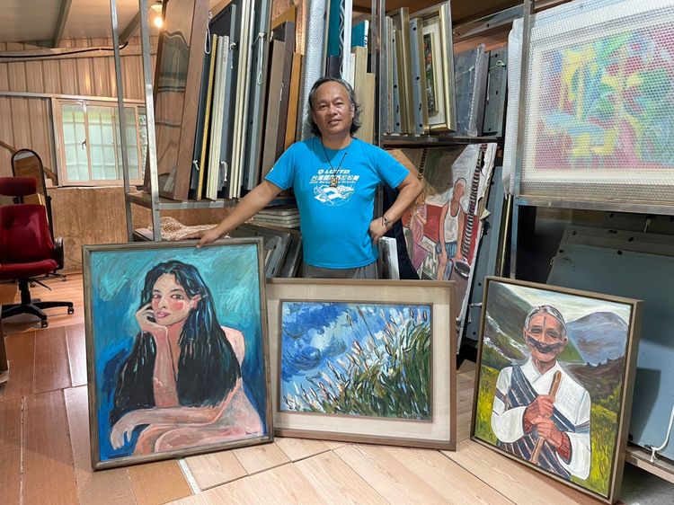 林世偉作品以部落山水、族人、女性居多，每幅畫作中，都有不為人知的故事和流淚的靈魂。黃羿馨攝