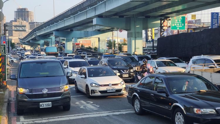 五股交流道前新五路排滿準備上高速公路的車輛。黃子騰攝