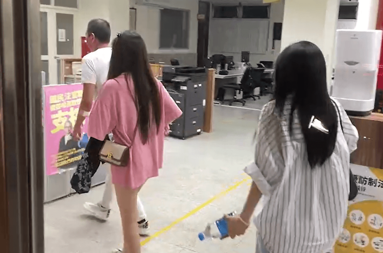 林姓男子與二名女性友人進入派出所。讀者提供