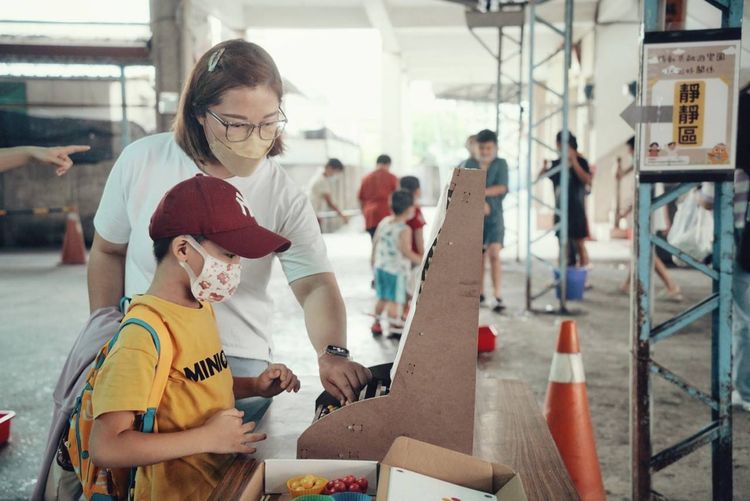 透過遊戲的互動，可增進親子關係。屏縣社會處提供