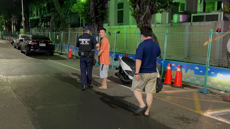 一名男子見警方到場試圖離開，遭警方制止盤問。侯昌騰攝