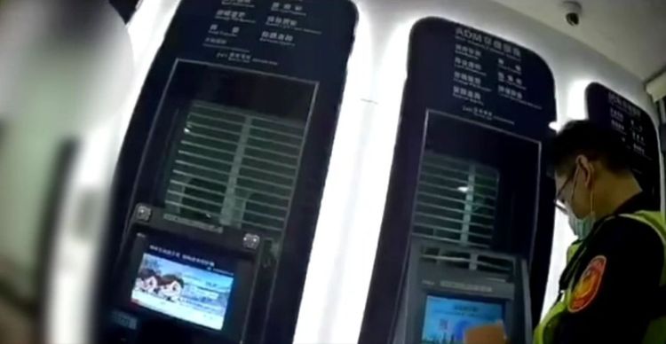 警方在ATM阻止王姓婦人繼續轉帳。讀者提供