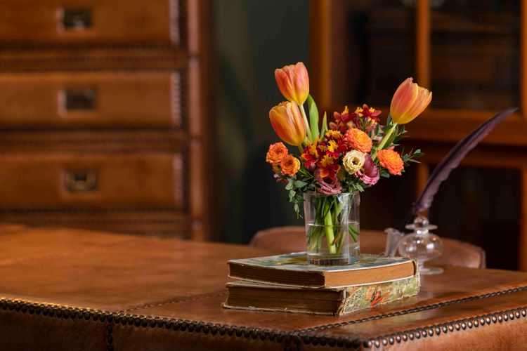 無海綿插花：膠帶固定法。無需費心處理花藝海綿，只要貼上膠帶，就能輕鬆插出一盆花。業者提供