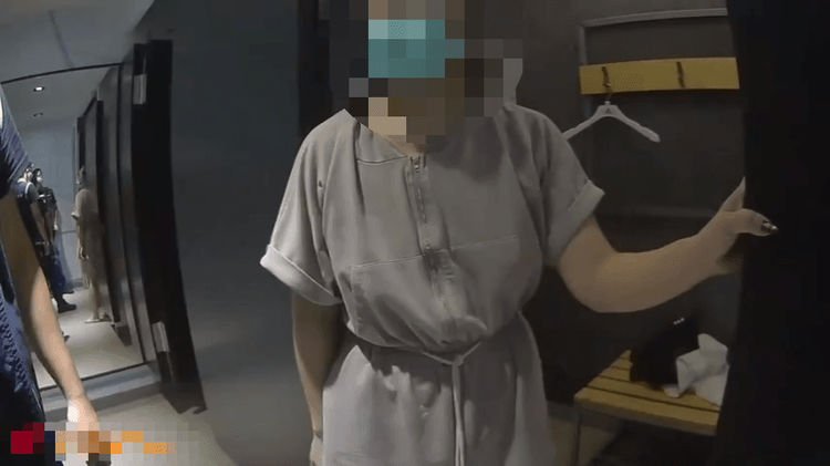 王女將搶來的金戒指藏在包包內。三重警分局提供