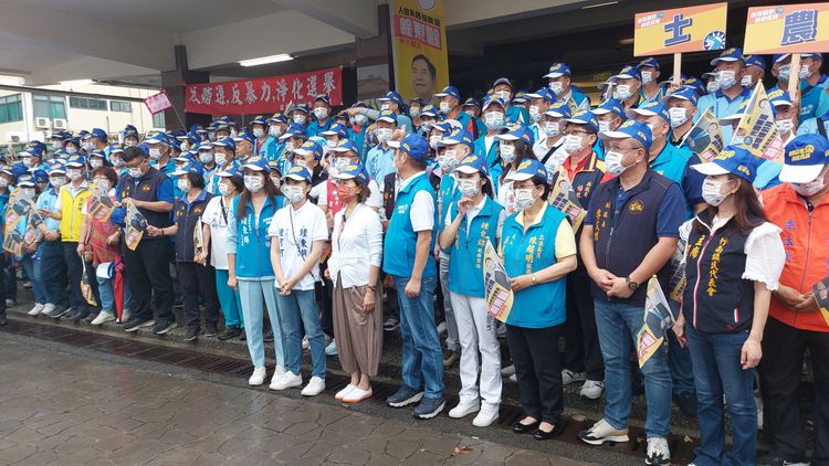 鍾東錦登記當天，泛藍陣營有多達15名縣議員到場力挺。楊永盛攝