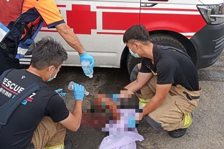 警消迅速處理斷肢，連同傷者一起送往醫院。讀者提供