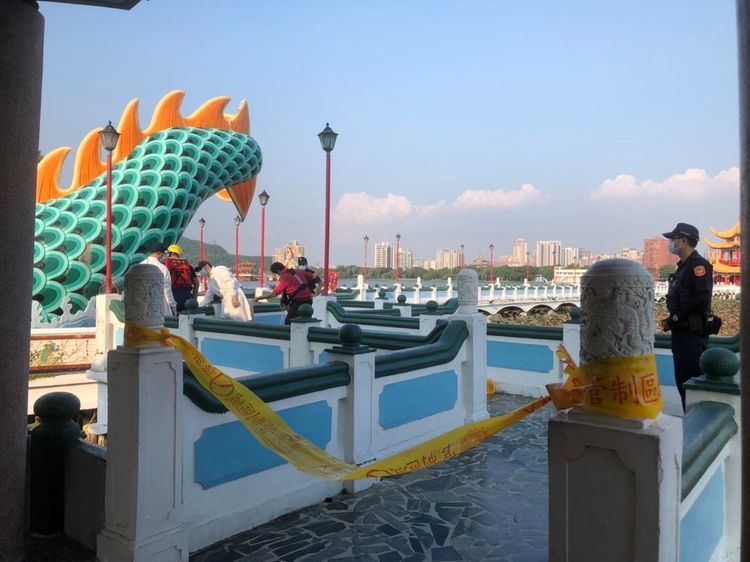 高雄警消將蓮池潭的女浮屍打撈上岸。讀者提供