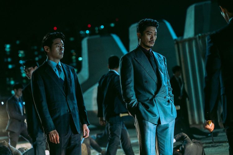 李學周（左）在《以吾知名》飾演幫派老大朴喜洵忠心的手下。Netflix提供