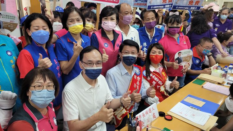 謝龍介今登記參選，聲勢浩大。劉榮輝攝