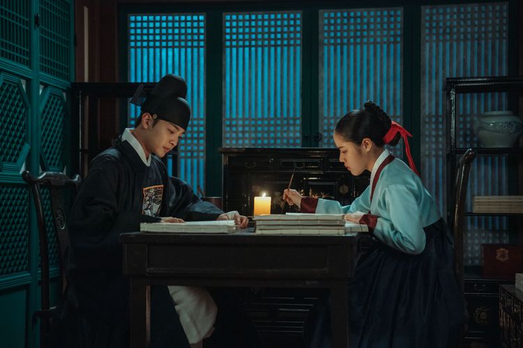 金旻載（左）後來洗刷冤屈，成為「心醫」，與金香起感情有所進展。friDay影音