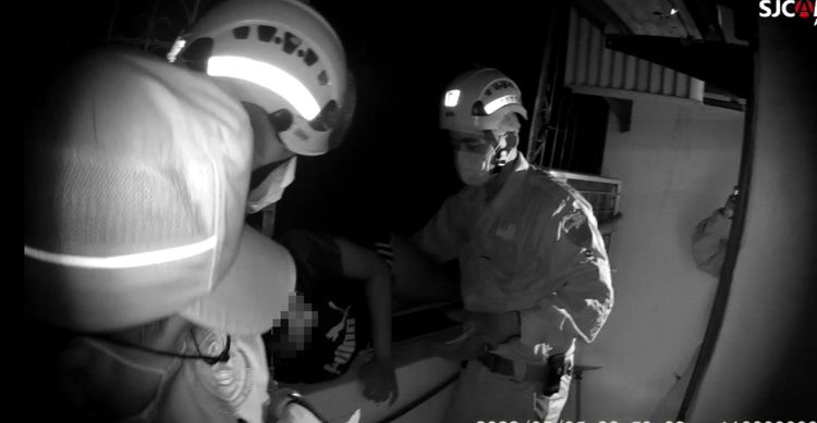 警消人員安撫李女情緒並展開救援。讀者提供