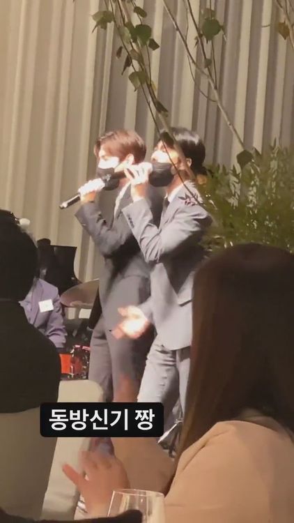 「東方神起」昌珉（左）、允浩擔任南宮珉的婚禮歌手。翻攝IG