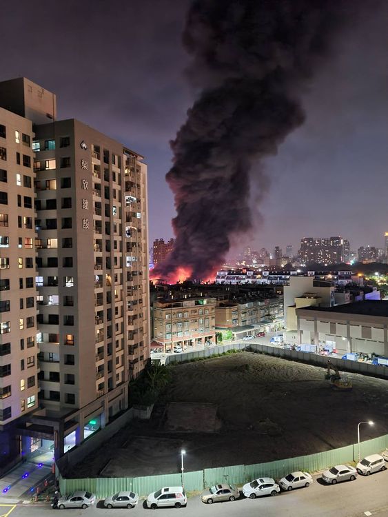 從遠方大樓高樓層就能看到濃濃黑煙竄燒天際。讀者忠宏提供