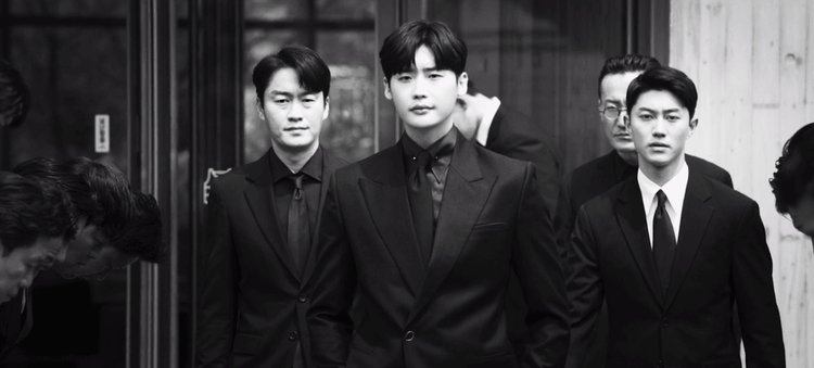 李鍾碩（中）接下組織領導人的位置，聽取妻子的遺言，成為「善良的大老鼠」。翻攝Disney+