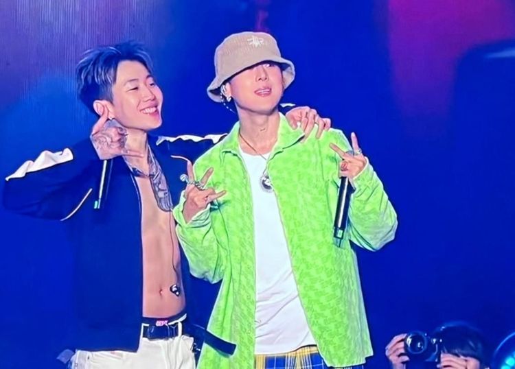 朴宰範（左）、pH-1合體演唱中文歌《想到你》。讀者提供