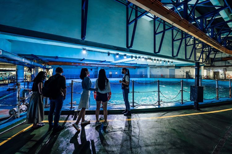 館方安排的夜宿導覽後場行程，可造訪海生館的秘密基地，體驗後場作業人員的辛勞。屏東海生館提供