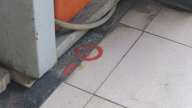 陳武輝透天厝的騎樓被指占用政府土地，地政人員鑑界時噴上紅漆做記號。王勇超攝