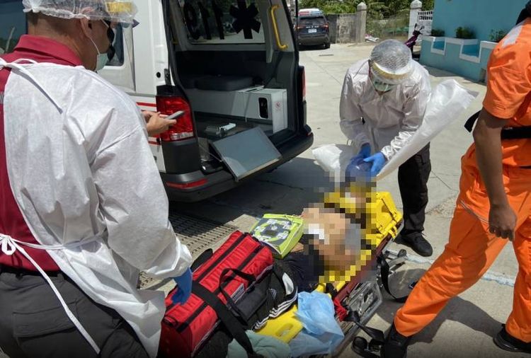 警消幫溺者建立口咽呼吸道及BVM正壓輔助呼吸等處置後搬運上救護車。警消提供