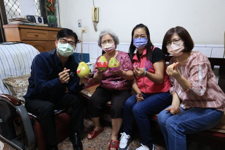 陳其邁在中秋節探視長輩。市府提供