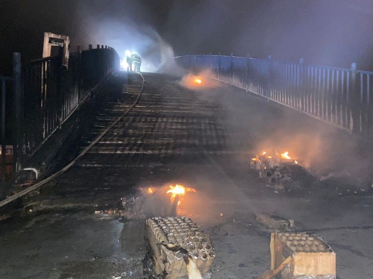 西瀛虹橋於5月16日晚，疑因橋面盆花煙火施放的餘燼，引燃其裝載煙火紙盒，加上風速影響，火勢延燒周遭盆花紙盒及地面防滑塗層。警消提供