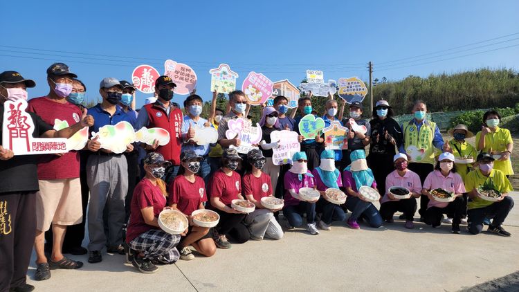 湖西鄉等社區團隊昨下午於龍門閉鎖陣地廣場舉辦澎湖古早味市集。許逸民攝