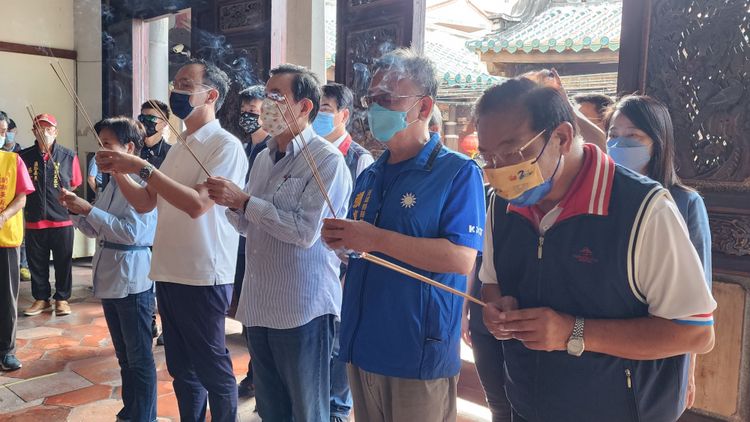 澎湖縣長選戰國民黨主打媽祖牌，先是看媽祖神像後到開台天后宮上香。許逸民攝