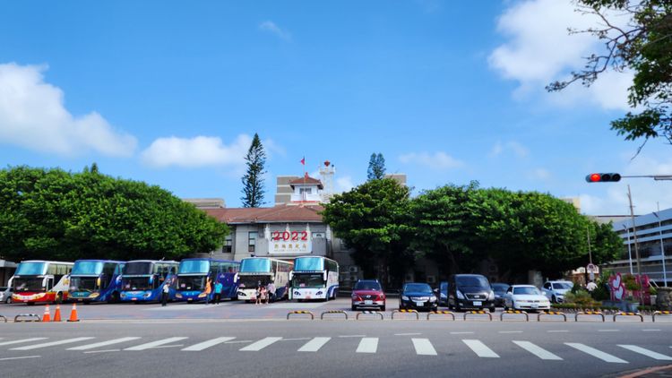 平時不讓外界停車的澎湖縣政府廣場都停滿遊覽車。許逸民攝