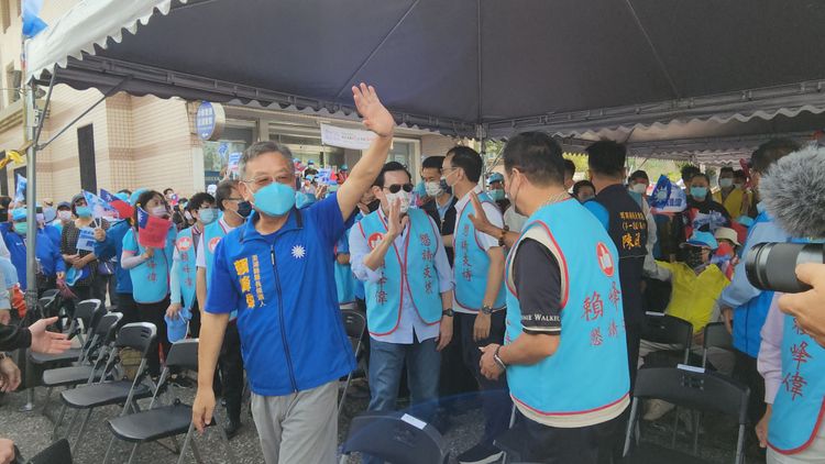 賴峰偉火力全開，左打綠營候選人陳光復、右批無黨候選人葉竹林。許逸民攝