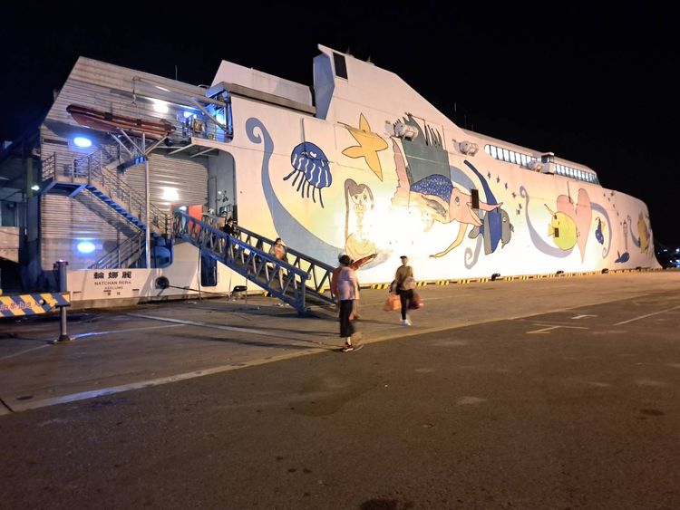 已上船的旅客在晚間7時30分後陸續被請下船，搭遊覽車回飯店住宿。許逸民攝