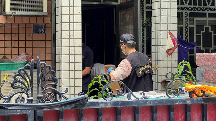 警方接擭通報前往死者家中採證調查。民眾提供