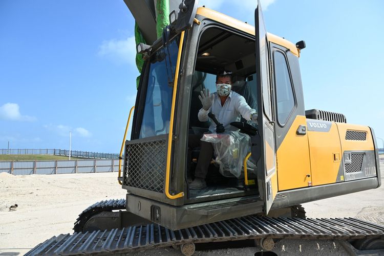 施工發現墓碑的怪手司機歐青岳。許玉河提供