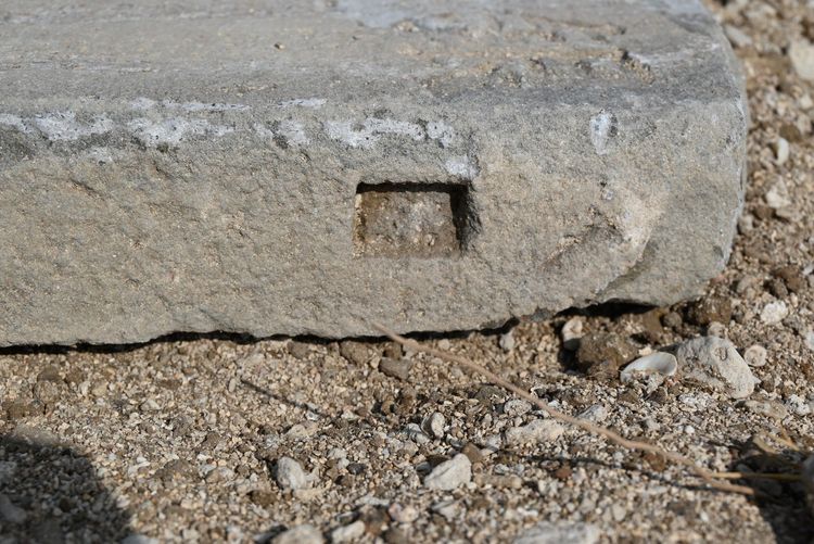 墓碑上方兩側的凹槽顯示，上有墓耳等結構，可想像墓園應有相當的規模。許玉河提供