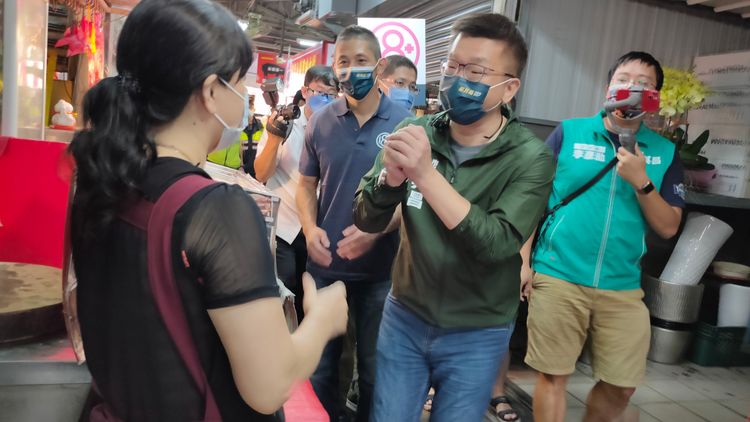 蔡其昌受到大雅市場攤商熱情回應。鮮明攝