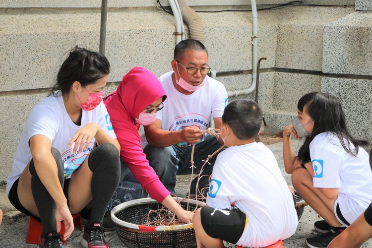全家出動清緄比賽，體驗傳承延繩釣幕後傳統技藝。馬公市公所提供