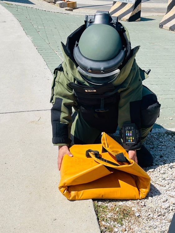 軍方防爆人員以防爆毯包裹未爆彈。軍方提供