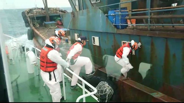 海巡隊員強靠登檢越界中國運補船。澎湖海巡隊提供