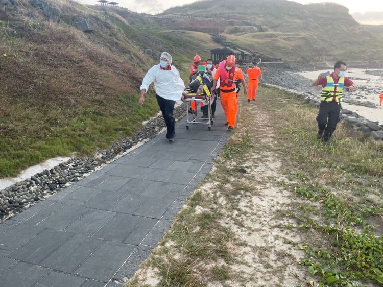 溺水男警被救起時已OHCA，送醫急救。岸巡提供