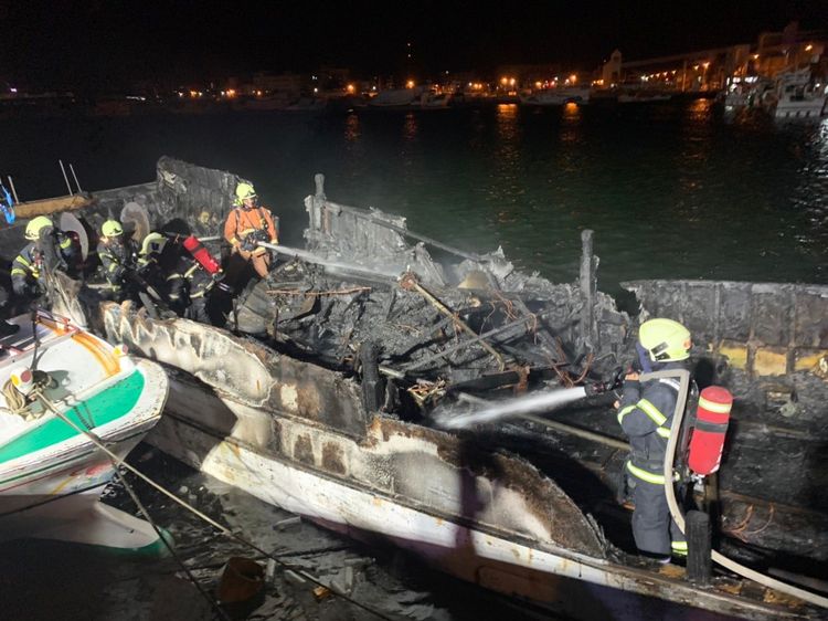起火船隻昇順隆3號船艙與甲板幾乎全毀。警消提供