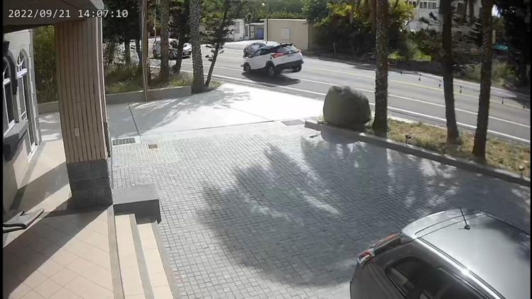 肇事白車先逆向撞上黑車後，車尾騰空。翻攝畫面